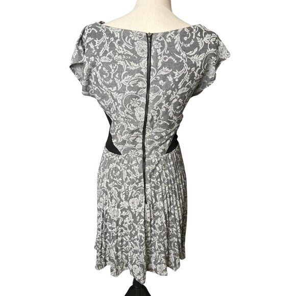 Betsey Johnson Dress Gray & White Floral Print Pleated  Cowl Neck Back Zipper 14 - Picture 2 of 8